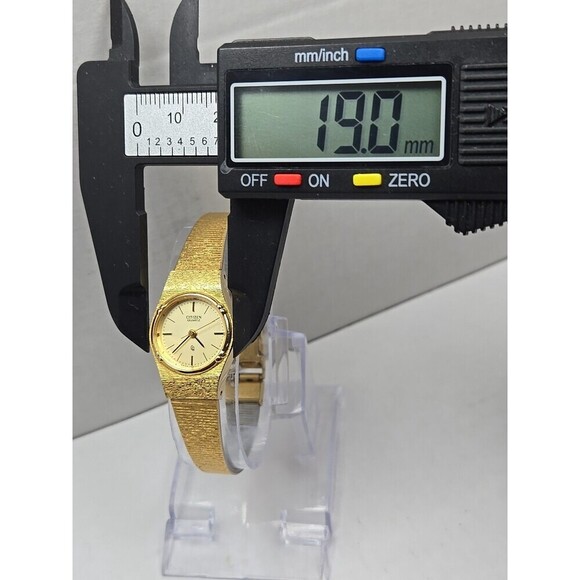 Citizen Quartz 2030 Gold Plated Textured Bracelet Ladies Watch New Battery - Picture 4 of 10